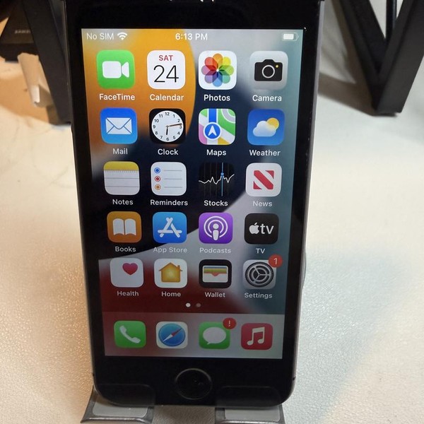 Apple iPhone SE 1st Gen 2016 - Unlocked, Grey, 32 GB, A1662