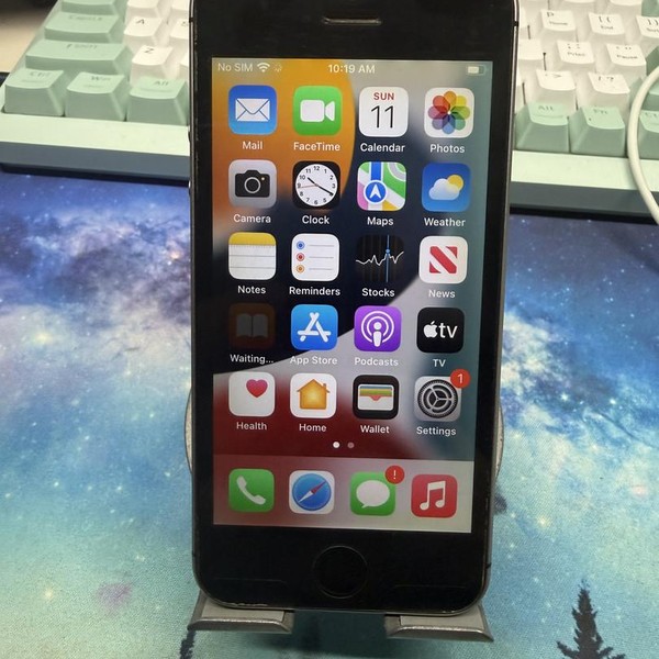 Apple iPhone SE 1st Gen 2016 - Unlocked, 16 GB, Silver, A1662
