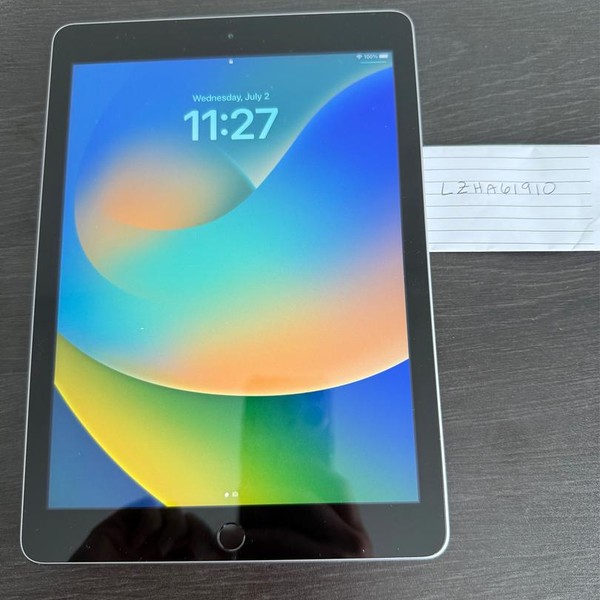 Apple iPad 5th Gen - Wi-Fi, 32 GB, Gray, A1822