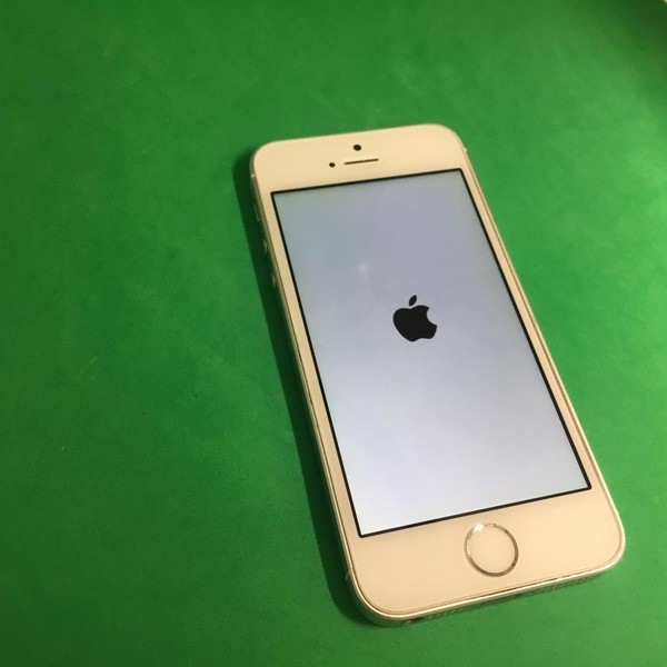 Apple iPhone SE 1st Gen 2016 - Unlocked, 32 GB, Silver, A1662