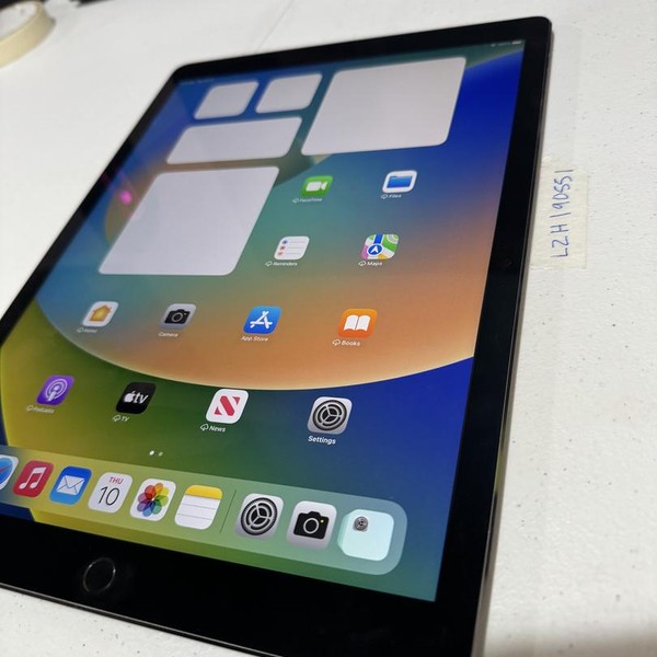 Apple iPad Pro 12.9 inch 2nd Gen 2017 - Wi-Fi, 64 GB, Gray