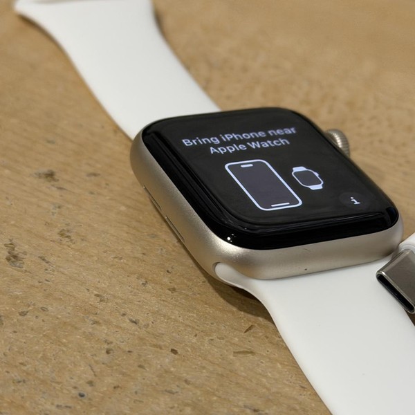 Apple Watch SE 2nd Gen 40mm - Silver, A2722 - GPS, Aluminum