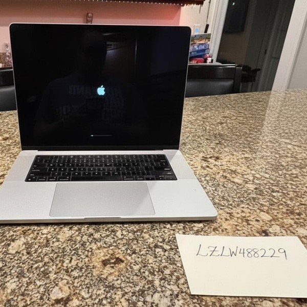 MacBook Pro Late 2023 (M3) - 16 inch - 2 TB, Silver, 18 GB, Apple M3 Pro 12-core, 18-core GPU
