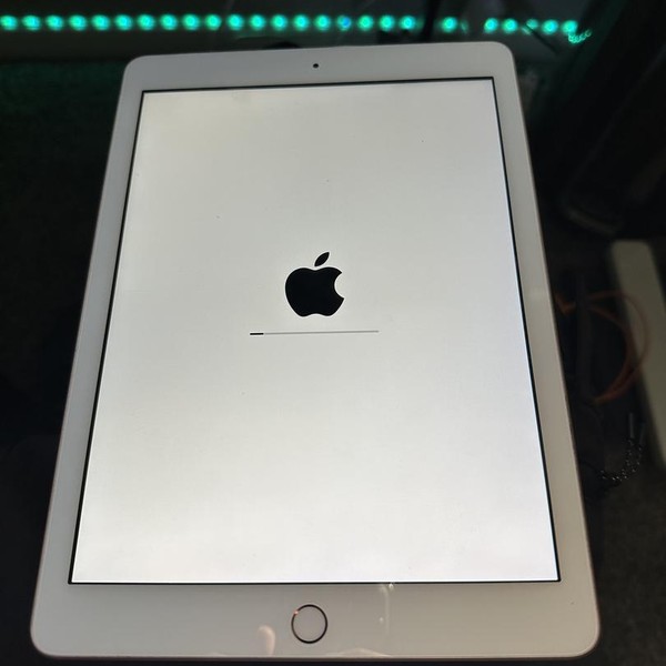 Apple iPad (6th Gen) - T-Mobile, 32 GB, Gold, A1954