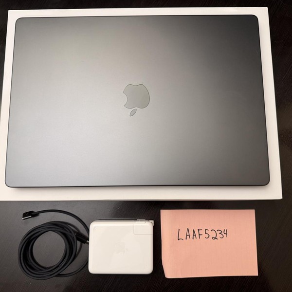 MacBook Pro Late 2023 (M3) - 16 inch - Apple M3 Max 14-core, Silver, 2 TB, 96 GB, 30-core GPU