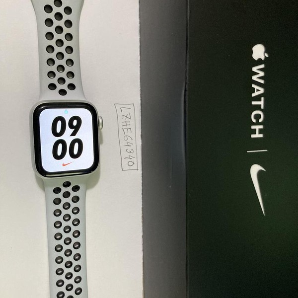 Apple Watch Series 5 40mm - Unlocked, Silver, A2094 Cellular, Nike