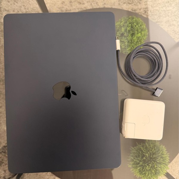 MacBook Air 2022 (M2) - 13 inch - 1 TB, Midnight, 16 GB, Apple M2