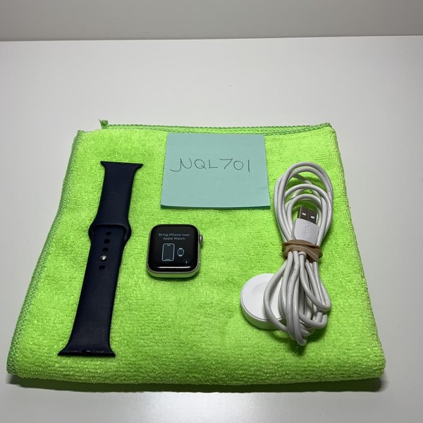 Apple Watch Series 4 40mm - Silver, A1977 - GPS, Aluminum