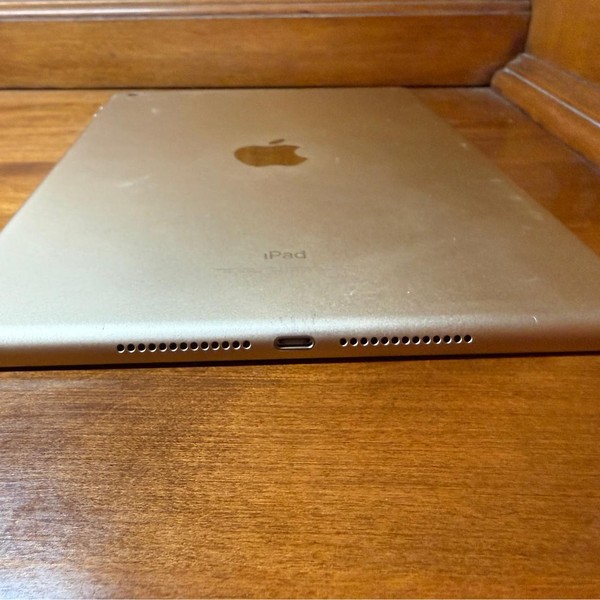 Apple iPad 5th Gen - Wi-Fi, 32 GB, Gold, A1822