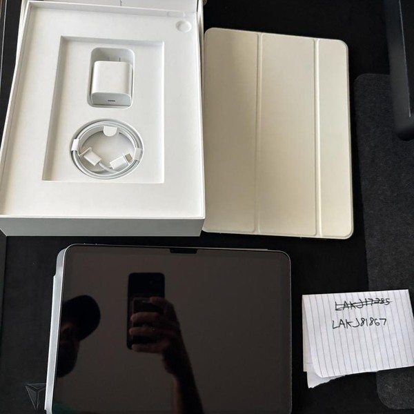 Apple iPad Air (5th Gen) - Wi-Fi, 64 GB, Gray, A2588