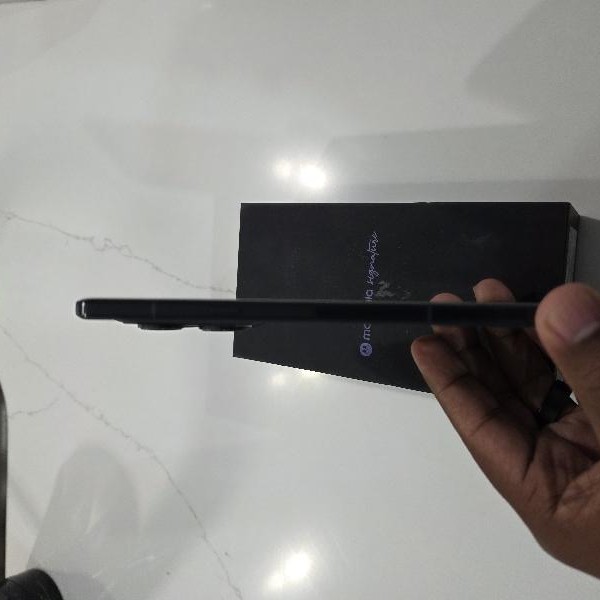 Motorola Signature - Unlocked, 1 TB, PANTONE Carbon, 16 GB