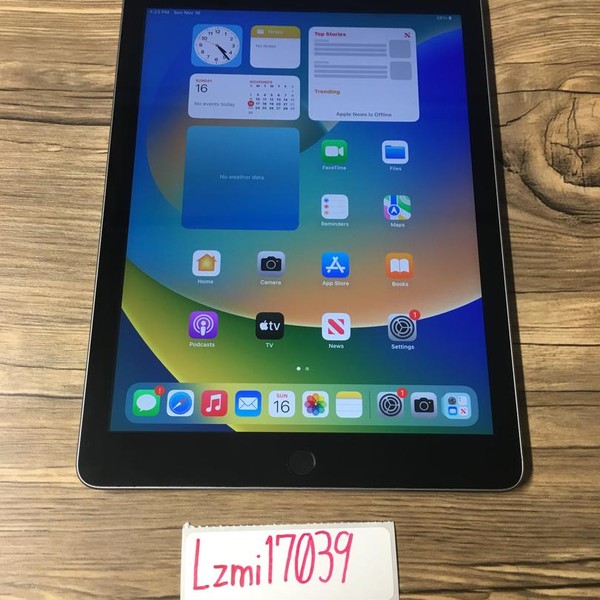 Apple iPad 5th Gen - Wi-Fi, 128 GB, Gray, A1822