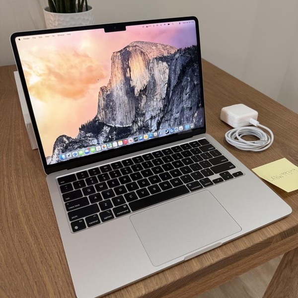 MacBook Air 2022 (M2) - 13 inch - 256 GB, Silver, 16 GB, Apple M2
