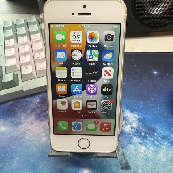 Apple iPhone SE 1st Gen 2016 - Unlocked, 16 GB, Silver, A1723
