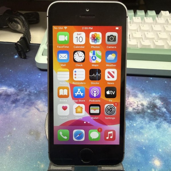 Apple iPhone SE 1st Gen 2016 - Unlocked, 32 GB, Grey, A1723