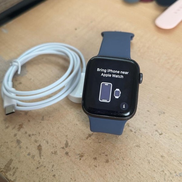 Apple Watch SE (1st Gen) 44mm - Unlocked, Gray, A2354 - Cellular, Aluminum