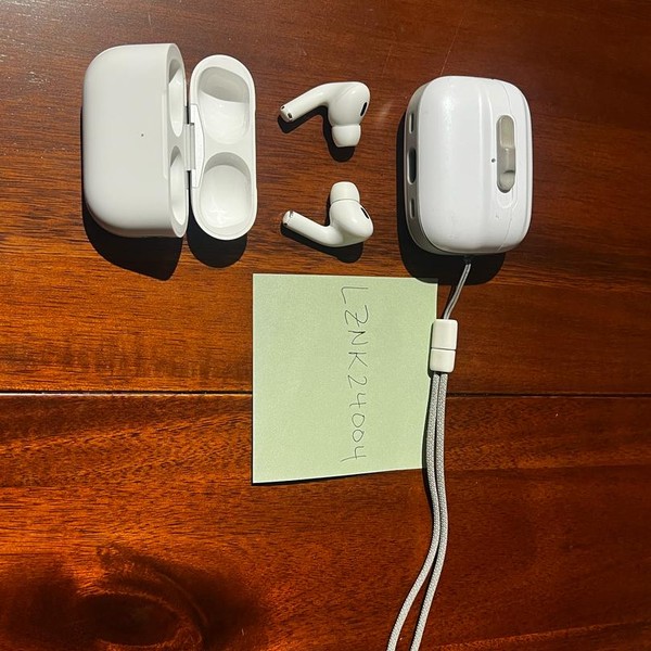Apple AirPods Pro 2 - Lightning
