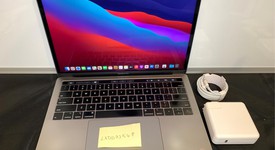 Good
													MacBook Pro 2018 (With Touch Bar) - 13" - I7, Gray, 256 GB, 16 GB, photo 1 of 10