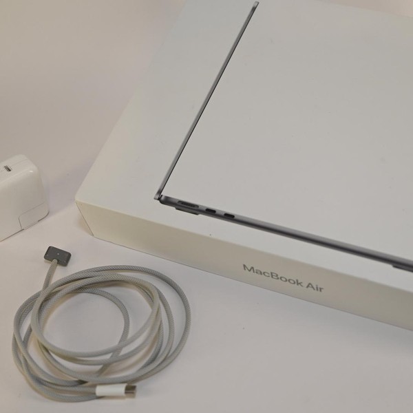 MacBook Air 2022 (M2) - 13 inch - 256 GB, Silver, 8 GB, Apple M2