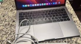 Good
													MacBook Pro 2017 (No Touch Bar) - 13" - I5, Gray, 256 GB, 8 GB, photo 4 of 10