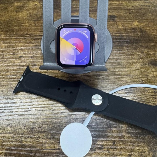 Apple Watch SE 1st Gen 40mm - Unlocked, Gold, A2353 - Cellular, Aluminum