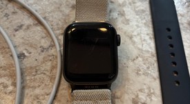 Good
													Apple Watch SE 1st Gen 40mm - Gray, A2351 - GPS, Aluminum, photo 3 of 5