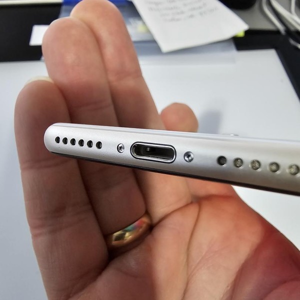 Apple iPhone SE 3rd Gen 2022 - Unlocked, 64 GB, Starlight, A2595