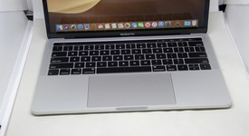 Good
													MacBook Pro 2018 (With Touch Bar) - 13" - I7, Silver, 512 GB, 16 GB, photo 3 of 9