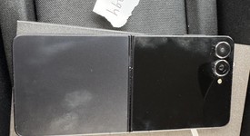 Good
													Samsung Galaxy Z Flip7 - Unlocked, Jet Black, 256 GB, 12 GB, SM-F766U1, photo 2 of 8