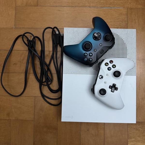 Xbox One S (2016) - 1 TB, White