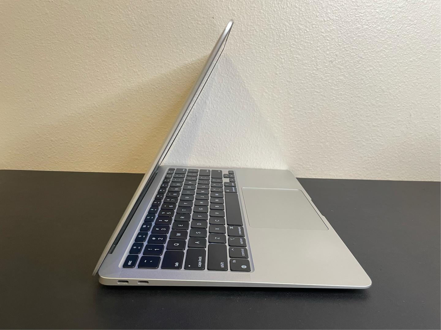 MacBook Air 2020 - 13" - 256 GB, Plata, 8 GB, Apple M1 4