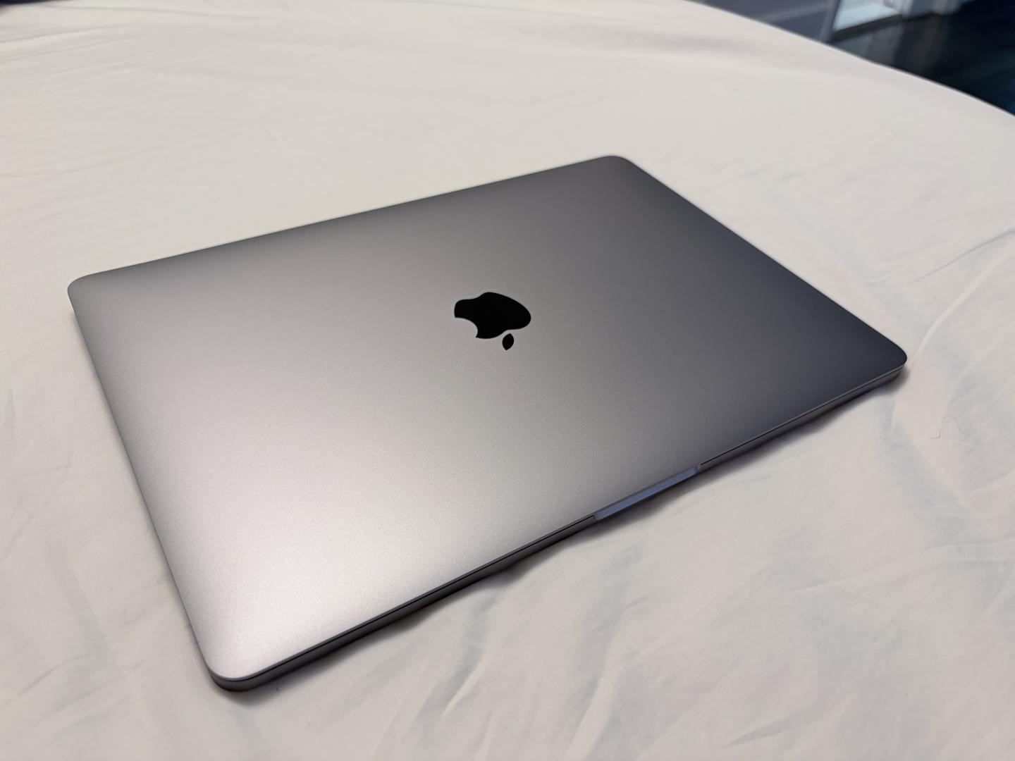 MacBook Pro 2020 - 13" - 256 GB, Gris, 8 GB, Intel Core i5 8