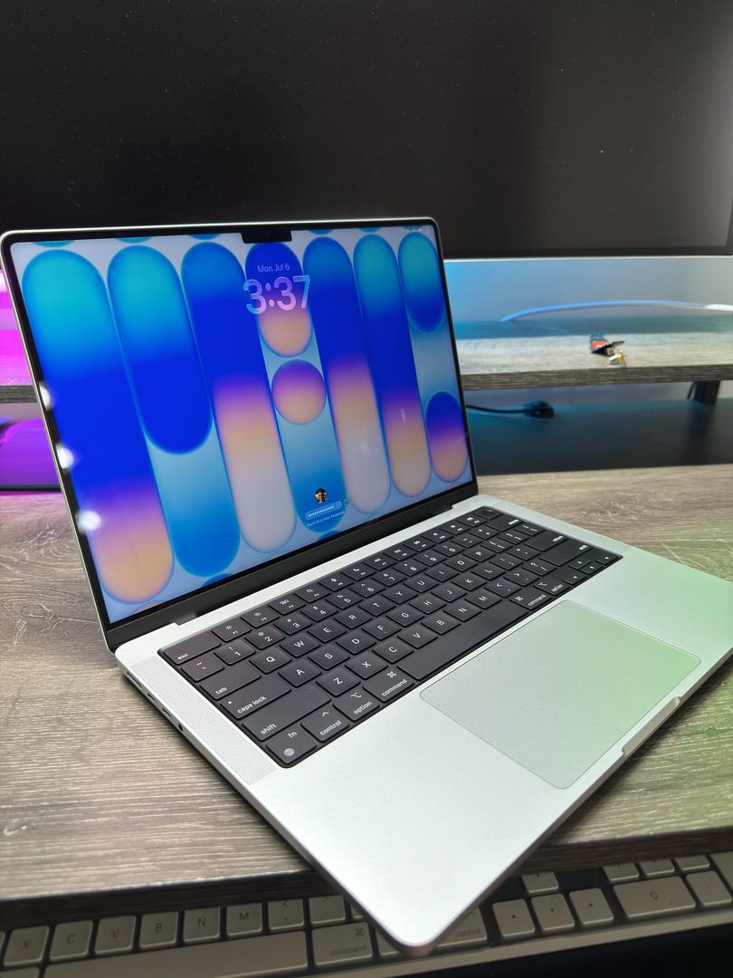 MacBook Pro 2021 - 14" - 512 GB, Plata, 16 GB, Apple M1 Pro 8 núcleos 4