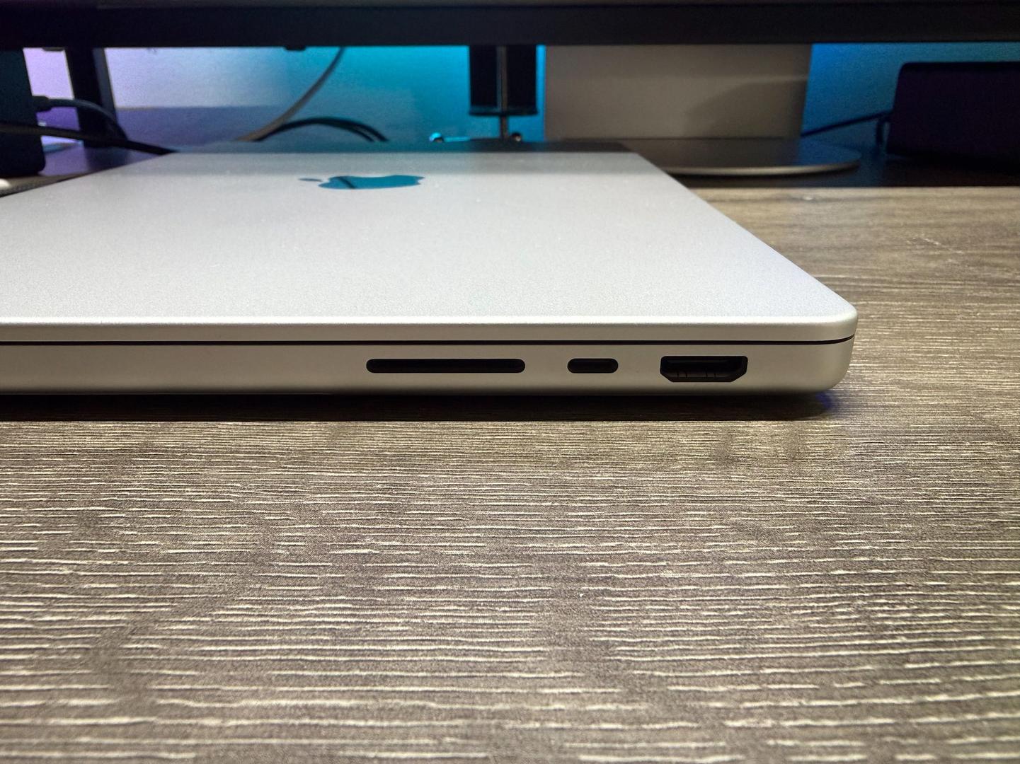 MacBook Pro 2021 - 14" - 512 GB, Plata, 16 GB, Apple M1 Pro 8 núcleos 7