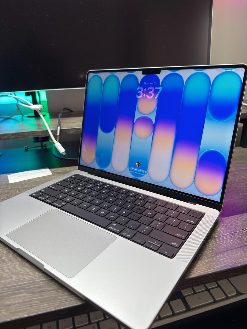 MacBook Pro 2021 - 14" - 512 GB, Plata, 16 GB, Apple M1 Pro 8 núcleos 5