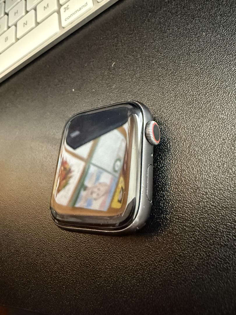 Buen Apple Watch Series 6 44mm - AT&T, Gris, A2294 - Celular, Nike 4