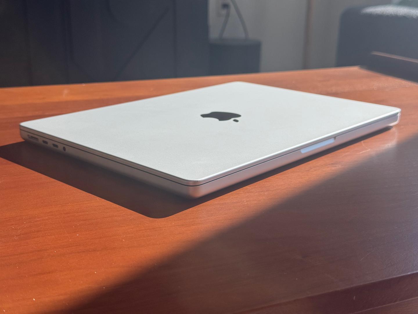 MacBook Pro 2021 - 14" - 1 TB, Plata, 64 GB, Apple M1 Max 8