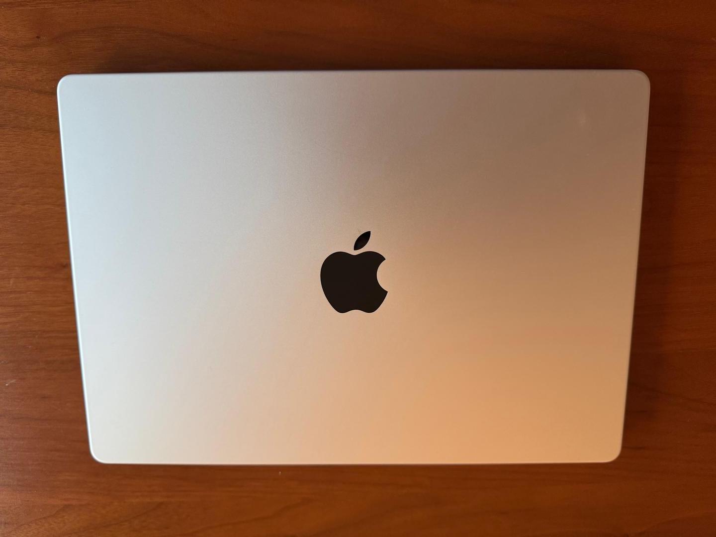 MacBook Pro 2021 - 14" - 1 TB, Plata, 64 GB, Apple M1 Max 5