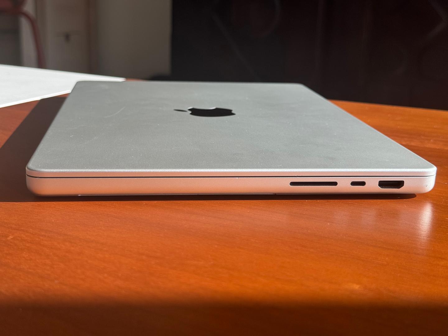 MacBook Pro 2021 - 14" - 1 TB, Plata, 64 GB, Apple M1 Max 7
