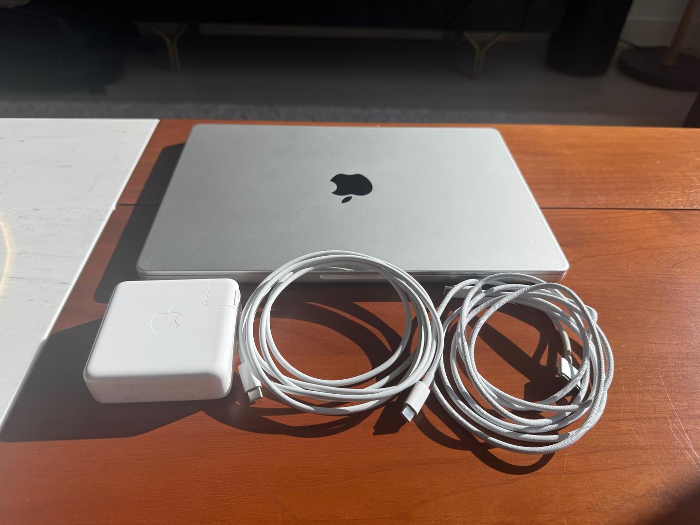 MacBook Pro 2021 - 14" - 1 TB, Plata, 64 GB, Apple M1 Max 2