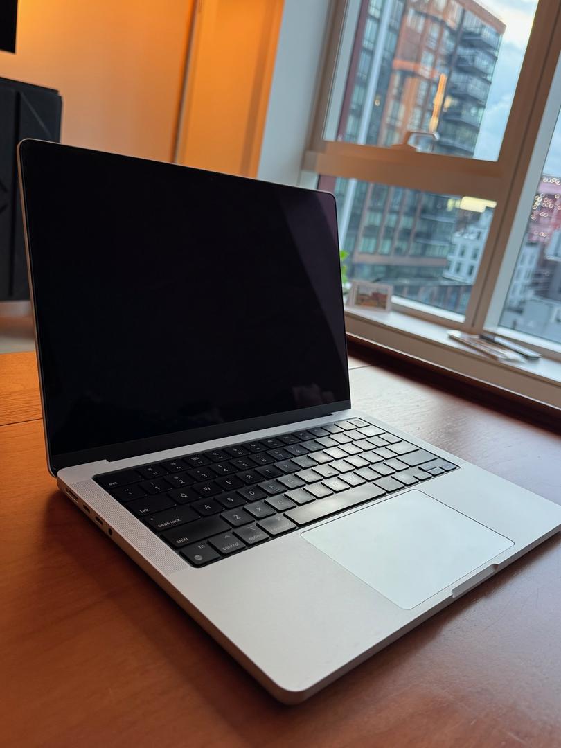 MacBook Pro 2021 - 14" - 1 TB, Plata, 64 GB, Apple M1 Max 4