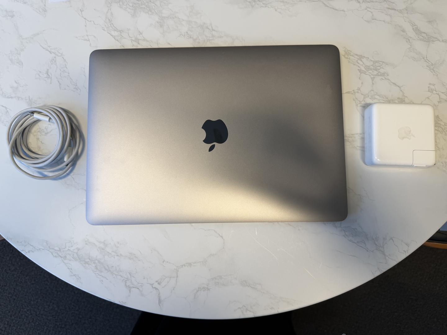 MacBook Pro 2020 - 13" - 1 TB, Gris, 32 GB, Intel Core i5 4