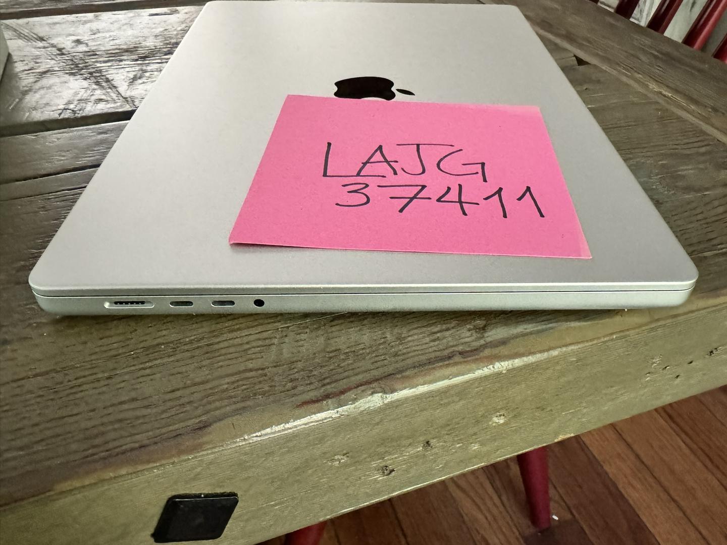 macbook-pro-late-2023-m3-16-512gb-silver-18gb-apple-m3-pro-12