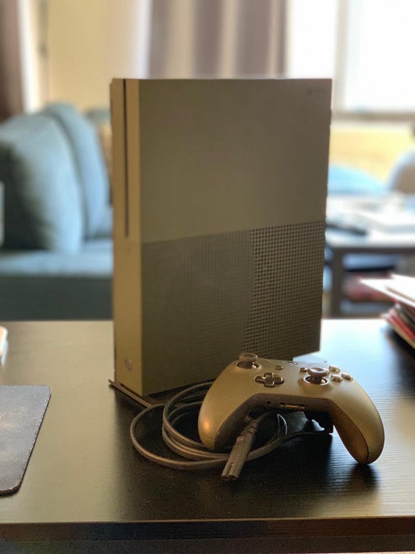Xbox One S (2016) Green, 1TB LRMQ75514 Swappa