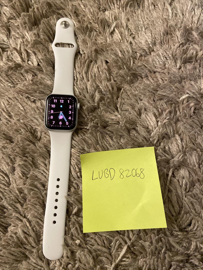 Apple Watch Series 4 40mm [A1977 - GPS Only], Aluminum - Silver - LUBD82068 - Swappa