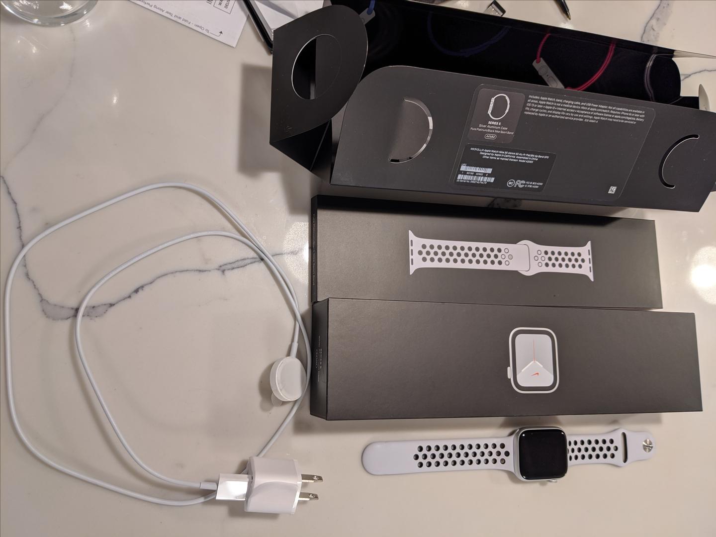 Apple Watch Series 5 44mm [A2093 GPS Only], Nike Silver