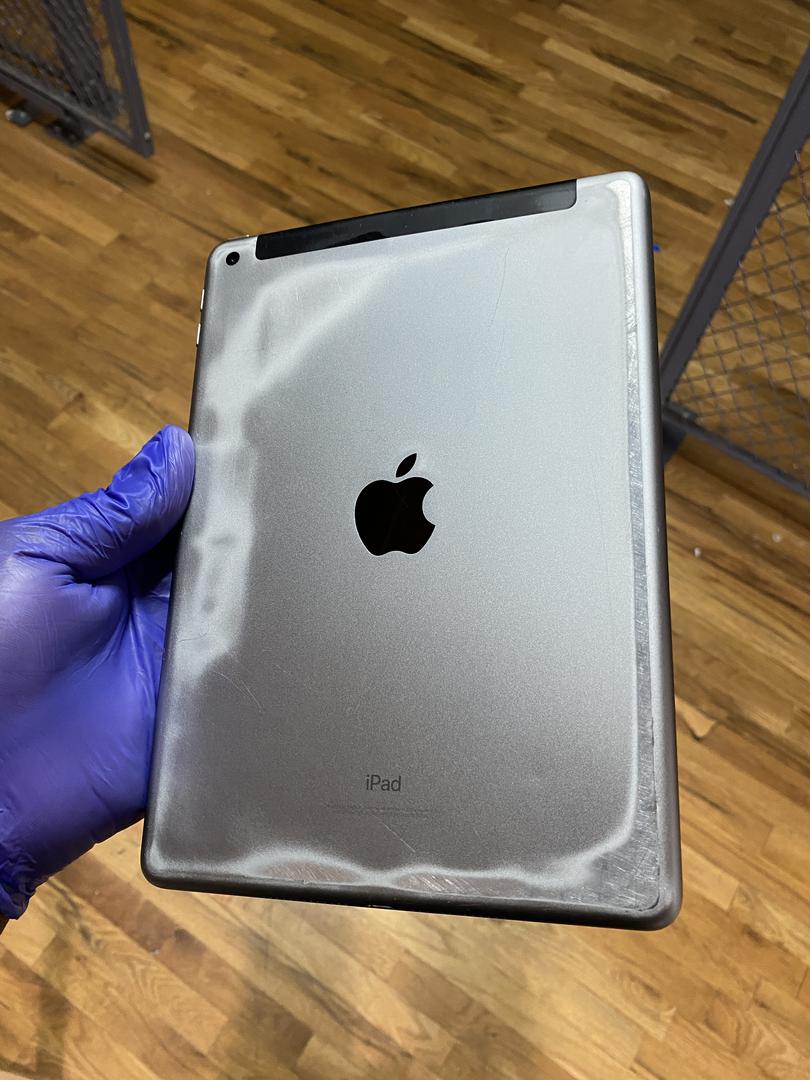 Apple iPad 5th Gen, color Gray
