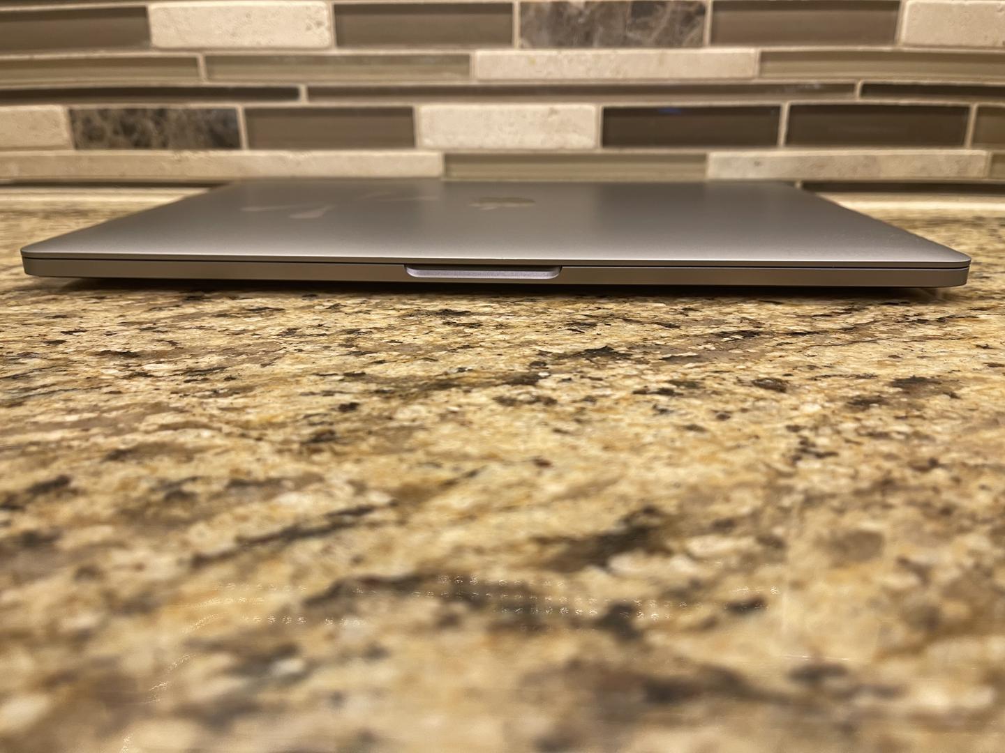 MacBook Pro 2019 - 13", color Gray