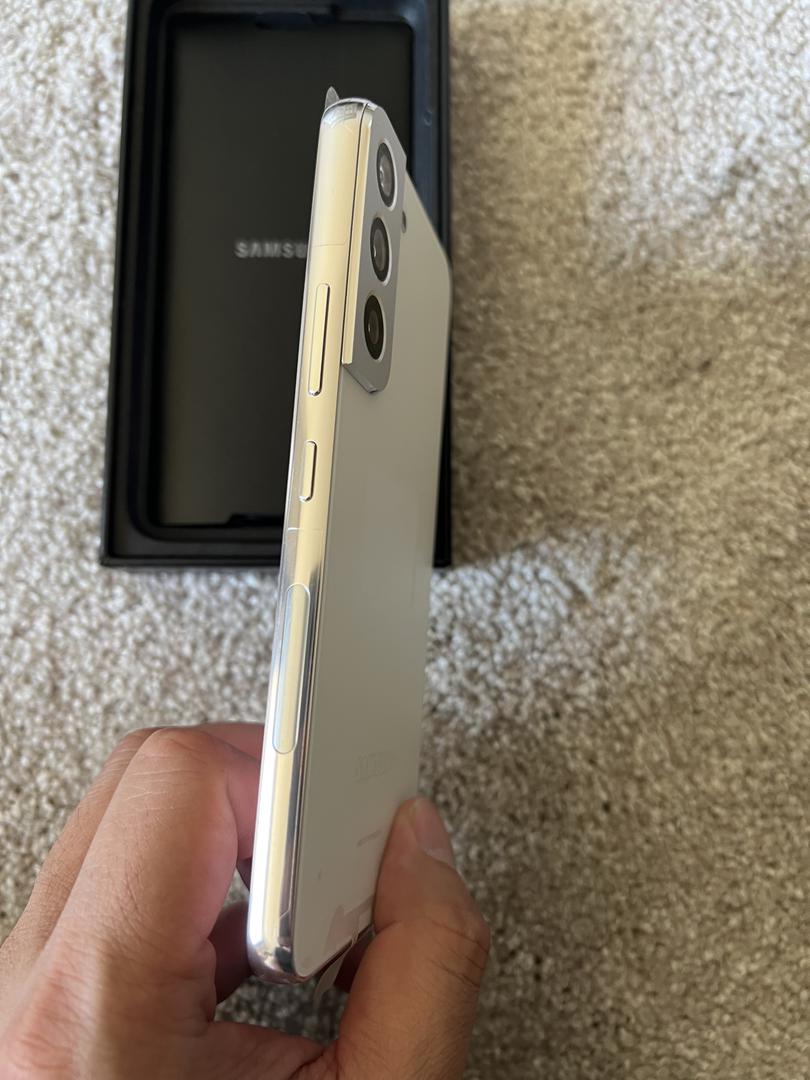 Samsung Galaxy S22, color White
