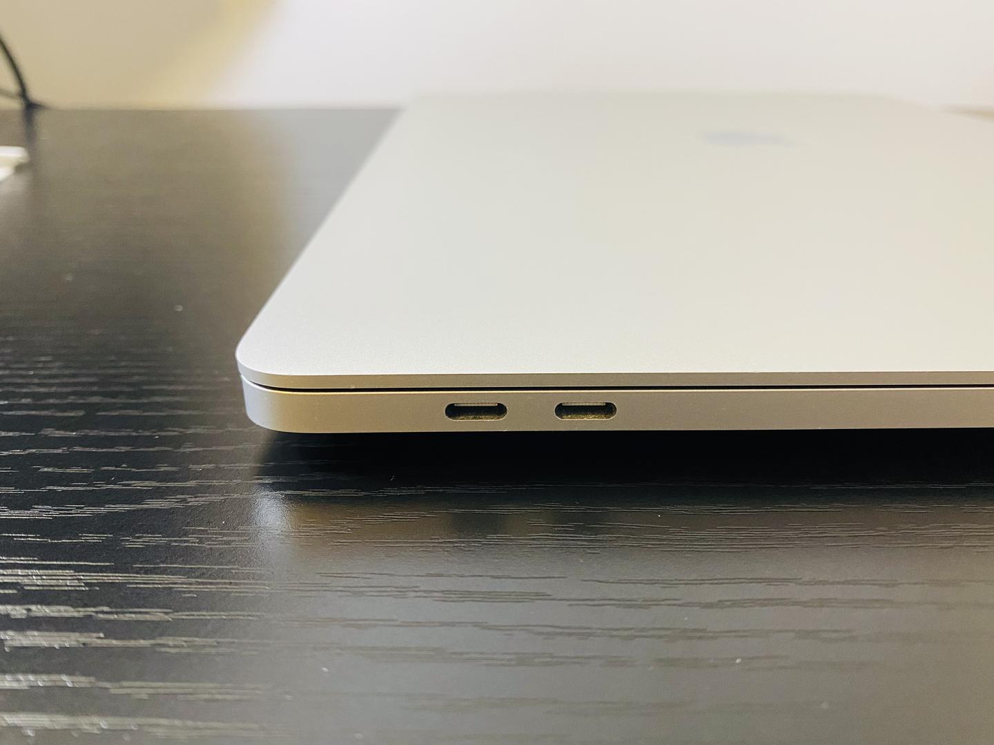 MacBook Pro 2019 - 16", color Silver